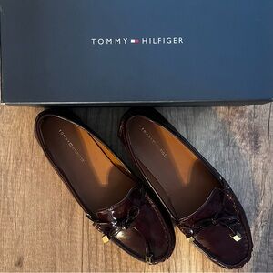 Tommy Hilfiger Zitah Merlot Loafer - size 7 Womens